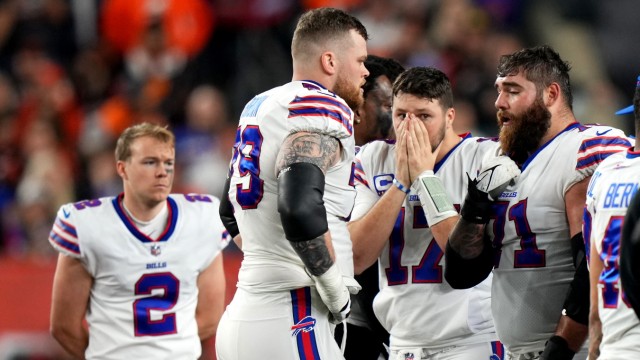 American Football: Hamlins Kollegen der Buffalo Bills reagieren schockiert.