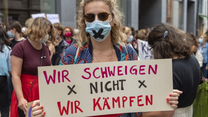 Sexualstrafrecht in der Schweiz: Nach einem strafmildernden Urteil in einem Vergewaltigungsfall demonstrierten 2021 Hunderte Frauen vor dem Appellationsgericht in Basel.