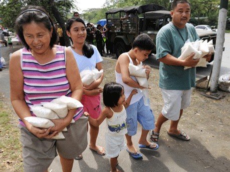 Philippinische Familie empfängt in Manila Reis, AFP