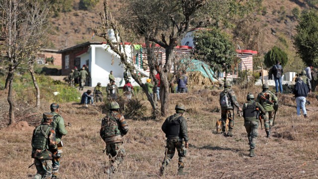Indien: Indische Soldaten durchsuchen Dangri nach einem mutmaßlich antiindischen terroristischen Angriff am Jahresanfang.