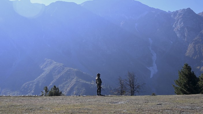 Indien: Überwältigende Aussicht auf eine konfliktreiche Umgebung: Indischer Soldat hält am Nastachun-Pass in der Region Kaschmir Wache.