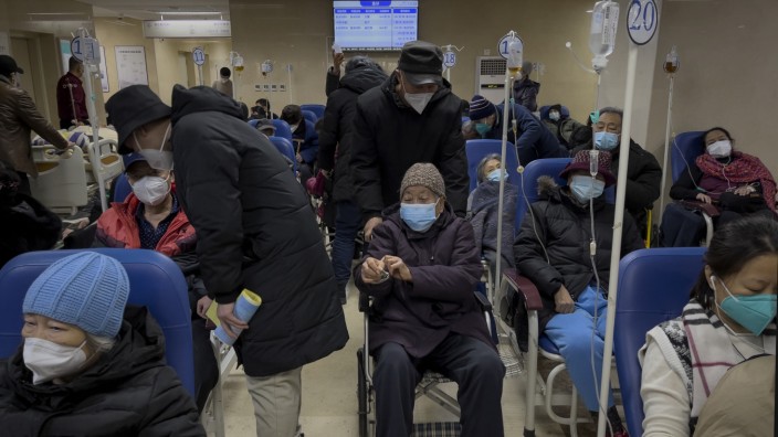 Corona: Und wieder solche Bilder: ein überfülltes Krankenhaus in Peking.