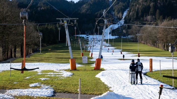 Wintertourismus: Am Lenggrieser Brauneck sind am Dienstag noch drei von 15 Liften in Betrieb.