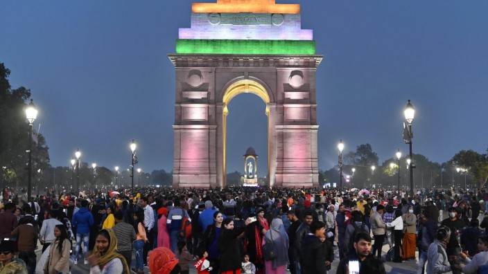 Südostasien: Aufstrebende Nation mit bald 1,4 Milliarden Einwohnern: Neujahrsfeier am India Gate in Neu-Delhi.