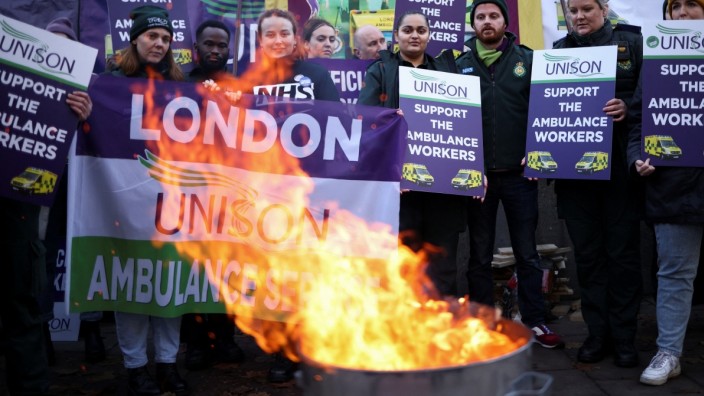 Arbeitskampf im Königreich: Streikende Mitarbeiter der Ambulanz in London. Das staatliche Gesundheitsdienst ist unterfinanziert.