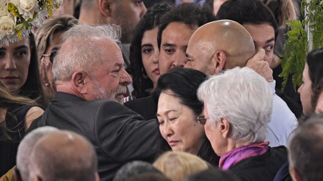 Vigil in Brazil: Brazil's President Luiz Inacio Lula da Silva (left) condoles Pelé's son Edinho and widow Marcia Cibele Aoki.