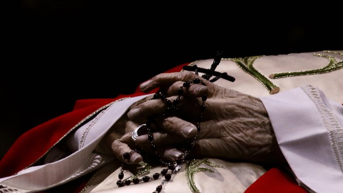 Benedikt XVI., aufgebahrt im Petersdom. Bis er heilig gesprochen werden kann, müssen noch Wunder geschehen.