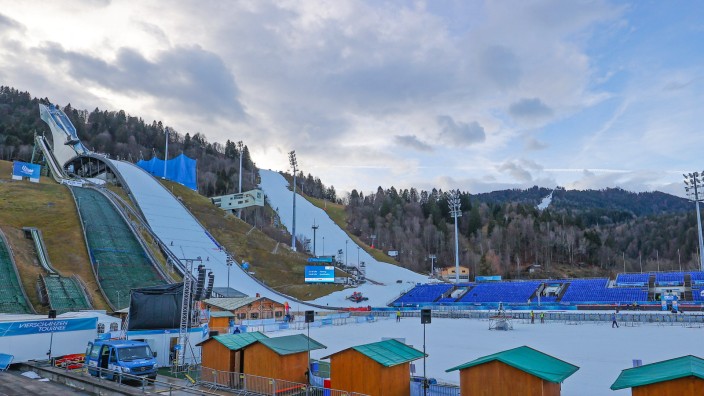 Ski alpin: Gekühltes Doppel: Drei Tage nach dem Neujahrsspringen steht am Gudiberg (rechts) der nächste Höhepunkt in Garmisch-Partenkirchen an.