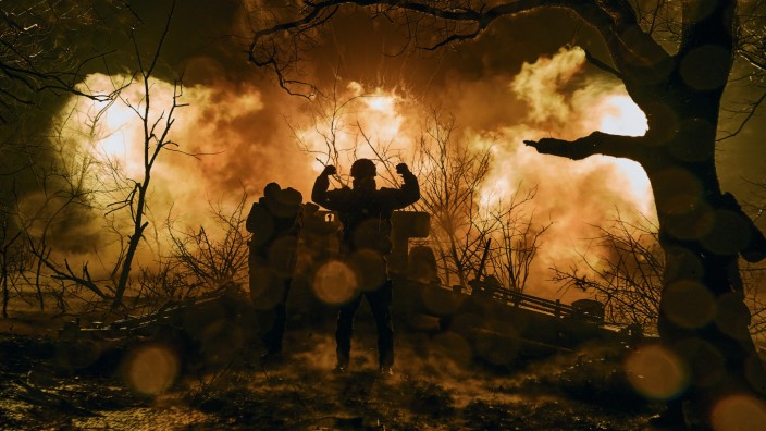 Außen- und Sicherheitspolitik: Ende aller gewohnten Sicherheiten: Der Krieg in der Ukraine ist eine elementare Herausforderung der deutschen Außenpolitik (im Bild eine ukrainische Artilleriestellung nahe Bakhmut).