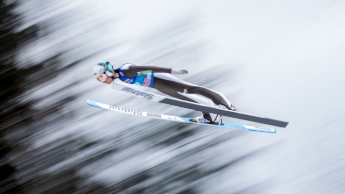 Skispringer Anze Lanisek: Anze Lanisek schob sich in Innsbruck mit einem Sprung weit nach vorne in der Gesamtwertung.