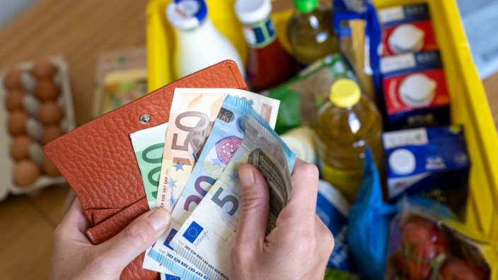 Grundsicherung: Eine Einkaufskiste mit Lebensmitteln steht auf einem Küchentisch. Sprunghaft gestiegene Preise belasten die Budgets der Menschen in Deutschland.