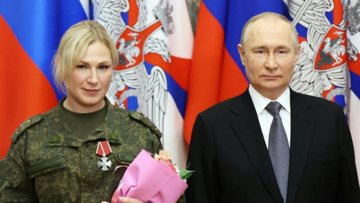 Putins Rede: Russlands Präsident Wladimir Putin besucht seine Armee im Hauptquartier des Südlichen Militärdistrikts. Die Identität der Frau links neben ihm ist nicht geklärt.