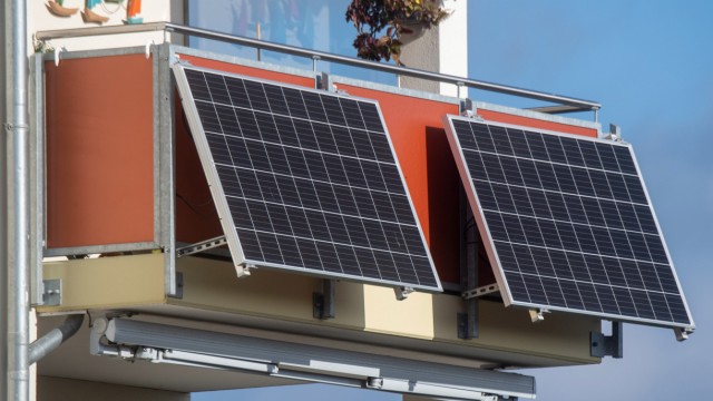 Klimakrise: Solarmodule für ein sogenanntes Balkonkraftwerk hängen an einem Balkon. In Lenggries aber soll zunächst die Ortsgestaltungssatzung überarbeitet werden. Auch im neuen Entwurf sollen Balkonkraftwerke jedoch nicht pauschal erlaubt werden.