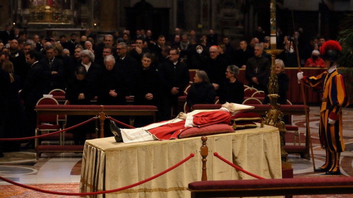 Bestattungen: Gläubige warten, um Abschied von Benedikt XVI. zu nehmen, der im Petersdom aufgebahrt ist.