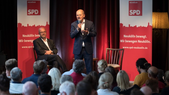 Silvester-Randale: Da war der Redner noch Hamburgs Erster Bürgermeister - und sein Nachbar auf dem Podium Bundestagskandidat der Neuköllner SPD: Olaf Scholz und Fritz Felgentreu (l.) 2017 bei einer SPD-Veranstaltung.