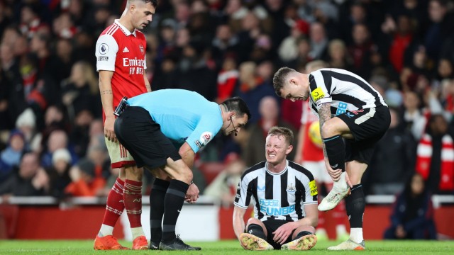 Premier League: Unattraktives 0:0: Das Duell Arsenals gegen Newcastle bot wenig Spannung, hier geht Newcastles Sean Longstaff mit schmerzverzerrtem Gesicht zu Boden.