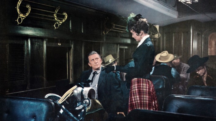 Spielfilmtipps zum Wochenende: Kirk Douglas und Carolyn Jones im schnörkellos packenden Western "Der letzte Zug von Gun Hill" aus dem Jahr 1959.