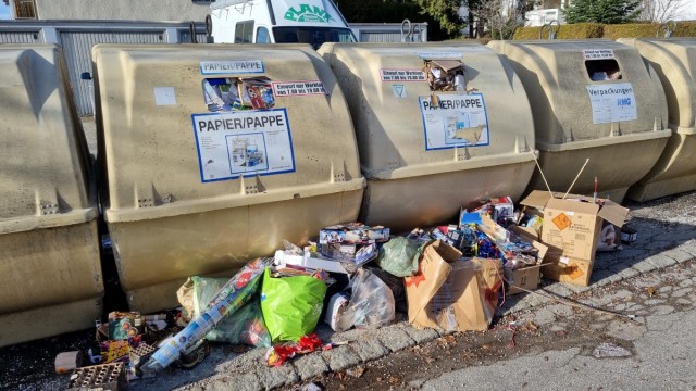 Silvester-Müll: Manche Feiernde tragen ihre Abfälle immerhin noch zum Container, legen sie dort aber einfach ab.