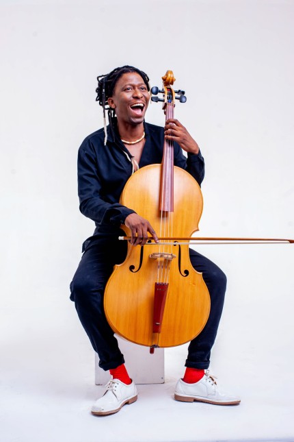 Folk-Festival: Der Südafrikaner Thokozani Mhlambi spielt mit dem Cello einen "African Song Cycle".