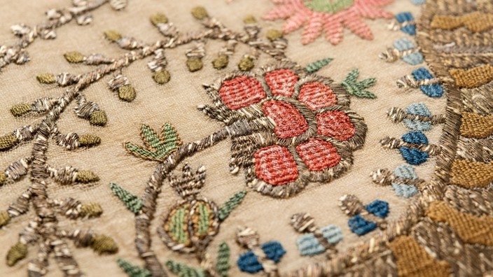 Ausstellung: Wunderbare Details auf einem Handtuch mit Dolchklingen aus dem 19. Jahrhundert. Baumwolle mit Seide und Metall-Lahn.
