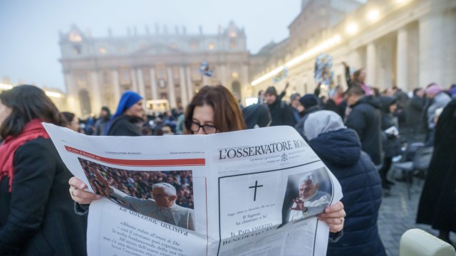 Vatikan: Zehntausende Gläubige warten schon seit dem frühen Morgen auf dem Petersplatz.