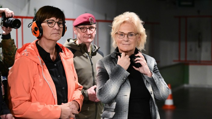 Nach Rücktrittsforderungen: Steht nicht nur auf diesem Bild hinter der Verteidigungsministerin Christine Lambrecht: SPD-Chefin Saskia Esken.