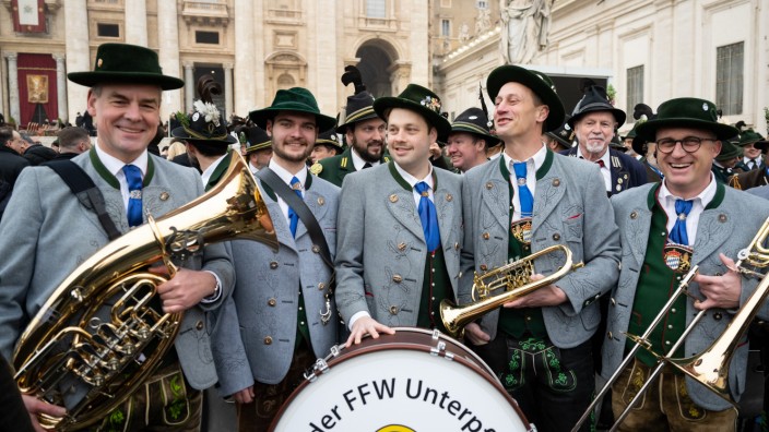 Mitten in Germering: Musiker aus Unterpfaffenhofen nehmen an der öffentlichen Trauermesse für den emeritierten Papst Benedikt XVI. auf dem Petersplatz teil.