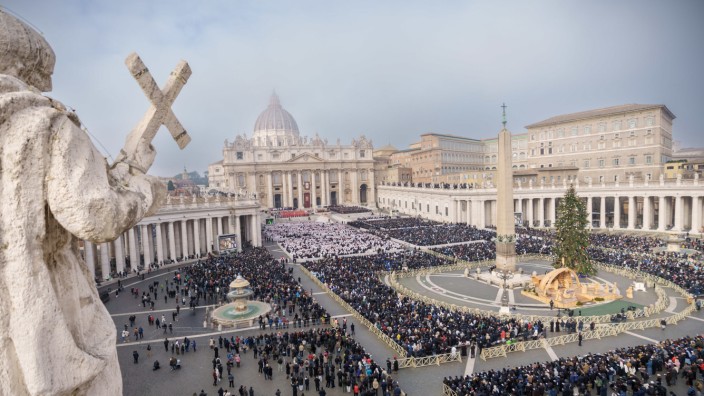 Katholische Kirche: Blick auf den Vatikan, hier bei der Trauermesse für den emeritierten Papst Benedikt XVI. am 5. Januar