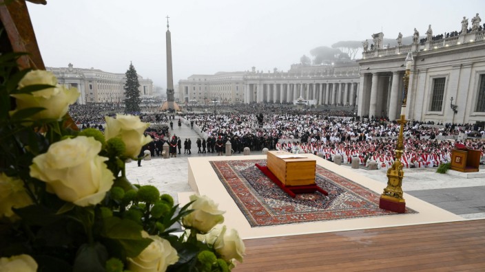 Trauerfeier für Benedikt XVI.: Der Sarg des verstorbenen emeritierten Papstes Benedikt XVI. wurde auf dem Petersplatz für eine öffentliche Trauermesse im Vatikan aufgestellt.