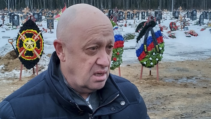Liveblog zum Krieg in der Ukraine: Der Leiter der Wagner-Gruppe, Jewgeni Prigoschin, bei der Beerdigung eines Kämpfers in St. Petersburg.