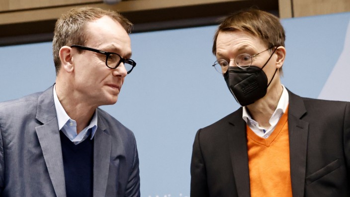 Krankenhausreform: Karl Lauterbach (SPD, rechts) versucht, Sorgen rundum die geplante Krankenhausreform zu zerstreuen.