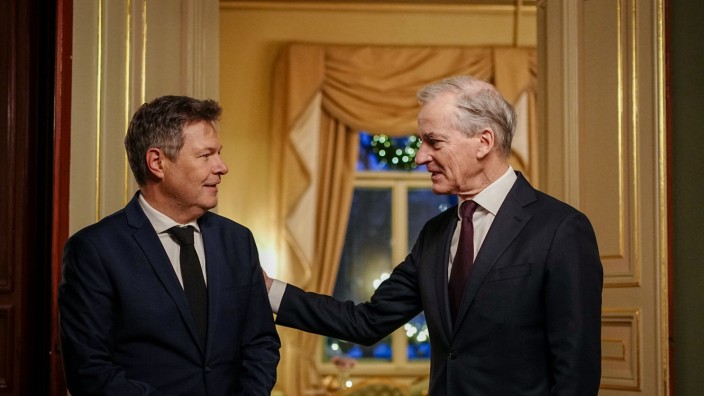 Energieversorgung: Der norwegische Ministerpräsident Jonas Gahr Støre empfängt Wirtschaftsminister Robert Habeck (links).