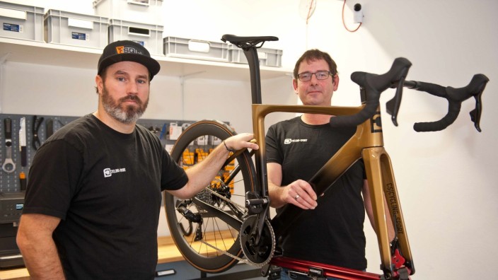 Moosach: Nicholas Schick (links) und Jens Schubert (rechts) präsentieren eines ihrer Karbon-Räder. Jedes Stück wird an den Körper des Fahrers angepasst.