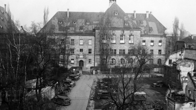 Nürnberg: Während im zweiten Obergeschoss im Saal 600 der Prozess gegen die NS-Hauptkriegsverbrecher stattfand parkten vor dem Bau Militärfahrzeuge.