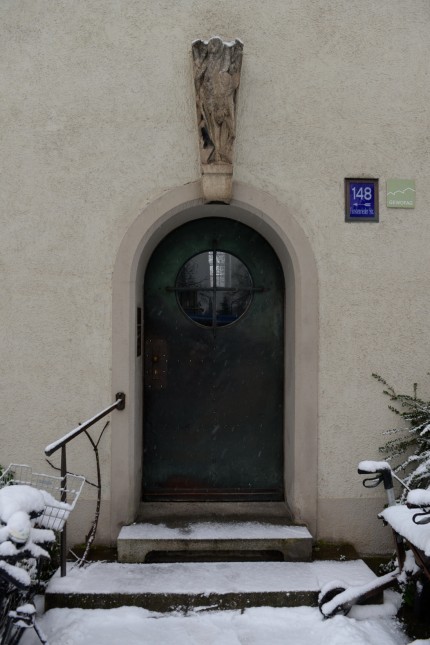 Friedenheim unter Ensembleschutz: Manchmal machen Kleinigkeiten den Charme aus - wie diese Kupfertür mit Skulptur oberhalb des Eingangs an der Fürstenrieder Straße 148.
