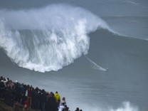 Surf-Unfall: Surfer stirbt in Riesenwellen von Nazaré