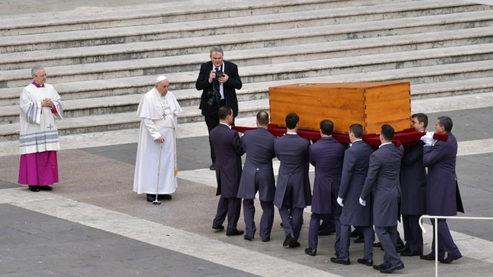 Kolumne: Papst Franziskus im Vatikan bei der Beerdigung seines Vorgängers Benedikts XVI.