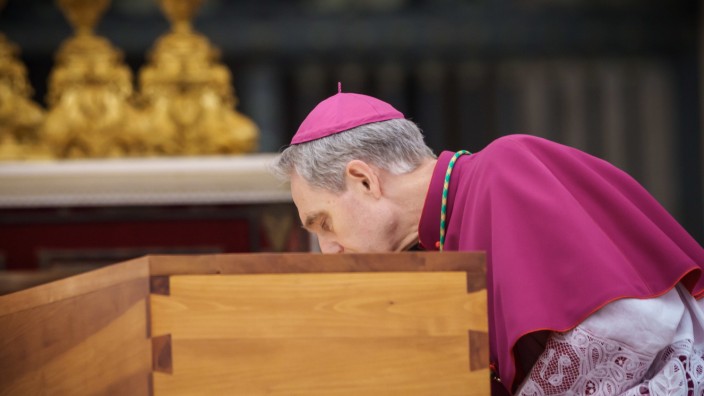 Katholische Kirche: Georg Gänswein, der langjährige Privatsekretär des verstorbenen emeritierten Papstes Benedikt XVI., küsst den Sarg vor Beginn der Trauermesse auf dem Petersplatz.