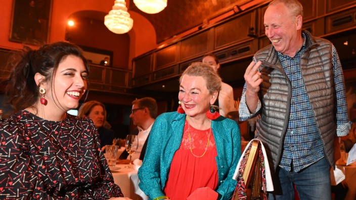 Tassilo 2023: Endlich mal wieder zusammenkommen: Auch die Jurymitglieder Sophie Pacini, Birgit Binder und Axel Tangerding (von links) amüsierten sich bei der Tassilo-Preisverleihung 2021 im Münchner Künstlerhaus.