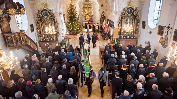 Trauerfeier: Bei der Trauerfeier für den Seeshaupter Altbürgermeister Hans Kirner bleibt in der Pfarrkirche St. Michael kein Sitzplatz mehr frei.