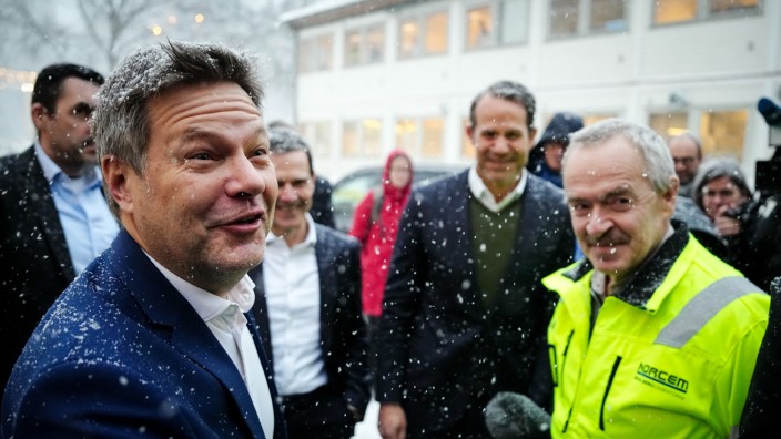 Norwegen: Wirtschaftsminister Robert Habeck besucht in Norwegen das Unternehmen Norcem, um sich über die Technik der CO2-Speicherung zu informieren.