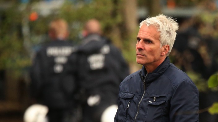 Proteste gegen Braunkohle und Klimawandel: Dirk Weinspach, Polizeipräsident von Aachen, beobachtet die Räumungen von Baumhäusern im Hambacher Forst im Herbst.