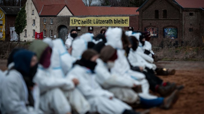 Protest gegen Braunkohle-Abbau: Lützerath bleibt? Diese Hoffnung ist wohl vergeblich: Blockade von Klimaaktivisten am 6. Januar 2023.