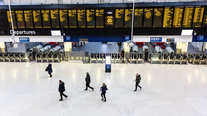 Großbritannien: Nichts geht mehr: Der Londoner Bahnhof Waterloo am 4. Januar während des Eisenbahnerstreiks.