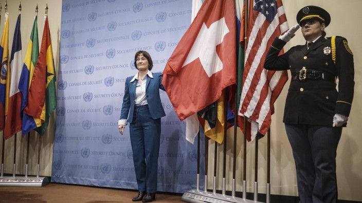 Schweiz im UN-Sicherheitsrat: Die Schweizer Botschafterin Pascale Baeriswyl mit der Landesflagge bei einer Zeremonie für die neuen nichtständigen Sicherheitsratsmitglieder am Hauptsitz der Vereinten Nationen.