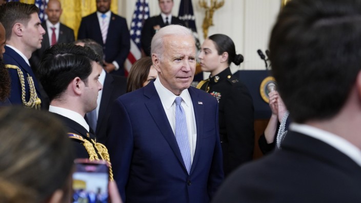Washington: Präsident Joe Biden bei der Ehrung mehrere Polizisten für ihren Einsatz beim sogenannten Sturm aufs Kapitol. Sie erhielten die Bürgermedaille.