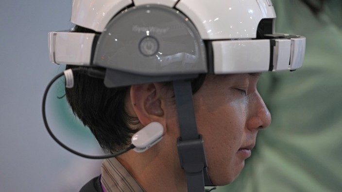 Technikmesse CES: Der EEG-Helm von iSync Wave: Das Gerät misst die Gehirnströme und wertet sie mittels künstlicher Intelligenz in der Cloud aus.
