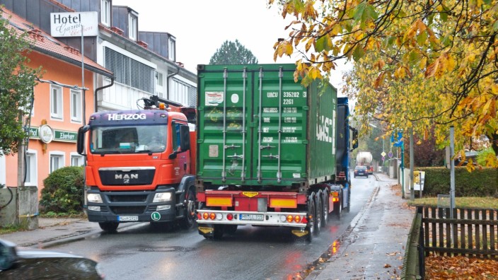 Verkehr im Landkreis Ebersberg: Vor allem der Schwerverkehr nervt die Anwohner der Ortsdurchfahrt in Schwaberwegen.