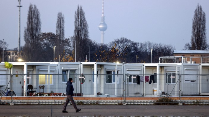 Geflüchtete: Rund 800 Flüchtlinge aus der Ukraine wurden kurz vor Weihnachten in Containern auf dem Tempelhofer Feld untergebracht. In Berlin haben momentan an die 100 000 Menschen Zuflucht gesucht.