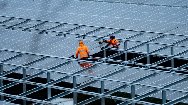 Politik in Bayern: Die Frage, wie sich künftig die Energieversorgung sichern lässt, beschäftigt derzeit alle Landtagsfraktionen. Das Bild zeigt den Bau eines Solarparks im Landkreis Fürstenfeldbruck.